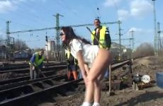 Ze flashed haar naakte flamoes bij spoorwegwerkers