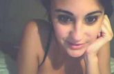 Ondeugende webcam slons showt even haar super geile borsten