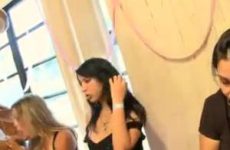 Een grote groep geile meiden pijpt de mannelijke strippers