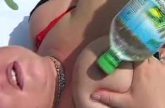 Porno filmpje dame geniet van waterfles in haar kut