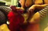 De blonde milf geeft een zwoel showtje voor de cam