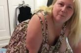 De dikke vrouw showt haar grote hang tieten
