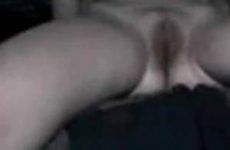 Een tienersletje doet haar kleren uit en speelt met haar tienerpoesje