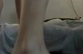 Geile amateur berijd een enorme dildo met haar aars