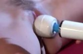 Blonde meid krijgt een clit behandeling van een punk babe