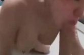 Lekkere geile slet pijpt een topdop