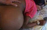 Hij doet de kleine Ebony pijn tijdens het anal neuken