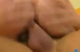 Ze vindt het heerlijk een vinger in haar poepgaatje