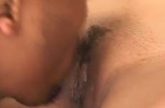 Meid met heerlijk dikke kont neukt neger