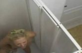 Studente stiekem gefilmd onder de douche tijdens het mastuberen