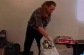 Geile knul spuit mond van de buurvrouw vol zaad