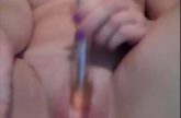 Een dubbel penetratie met een haarborstel en een parfum flesje