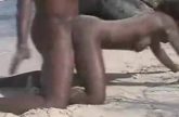 Op vakantie op het strand komt hij in de geile Ebony klaar