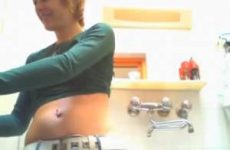 Sexy milf is stiekem aan het sex cammen op de badkamer