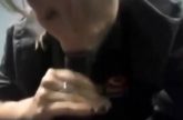 Blonde huishoudhulp geeft donkere hotelgast een blowjob op het toilet