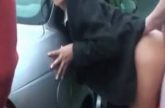 Als een geile teef speelt ze de hoer op een parkeerplaats