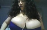 Voluptueuze slet met enorme voorgevel achter de webcam