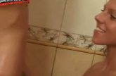 Schattige meisjes hebben sex onder de douche