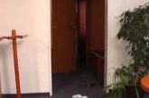 Opa Jonas grijpt heet kamermeisje