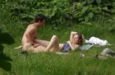 Neukend stel stiekem gefilmd in het park
