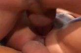 Een blondje en een roodharige in een geile gangbang