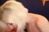 De een na de andere grote lul spuiten haar mond en gezicht vol sperma