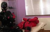Kinky latex koppel doet aan anal play