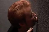 Rijpe roodharige slet op een orale gloryhole orgie