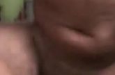 Geile mokkeltje verwent ook lekker hard zijn scrotum
