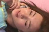 Japans tienermeisje geneukt terwijl ze aan de telefoon zit met haar mo...