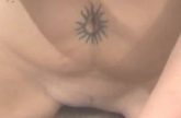 Hij filmt als ze mastubeerd pijpt geneukt word en haar mond vol sperma krijgt