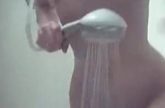 Lekker geil meekijken hoe ze aan het douche is