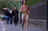 Naakte man versiert vrouwen buiten op straat