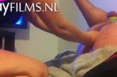 Hij wordt door een vriendin anaal gefist en geslagen op zijn anus tulp