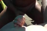 Rijpe dikke slet laat haar tieten door vreemde man onder spuiten op het naaktstrand