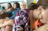 Meerdere geile meiden pijpen de mannelijke stripper