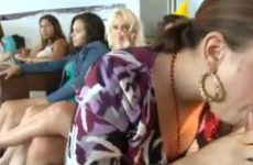 Meerdere geile meiden pijpen de mannelijke stripper