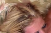 Blond tiener meisje in een trio sex met twee mannen