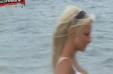 Golden shower op het strand door sexy meesteres