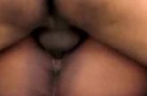 Met golven komt de sperma uit zijn neger lul op haar negerinnen tieten