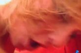 Blonde dame laat zich anaal ontmaagden door twee hitsige kerels