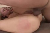 Hij laat het blondje schreeuwen als hij haar anal neukt