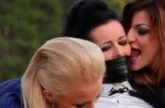 Ze dwingen de hetero vrouw tot sexueele handelingen